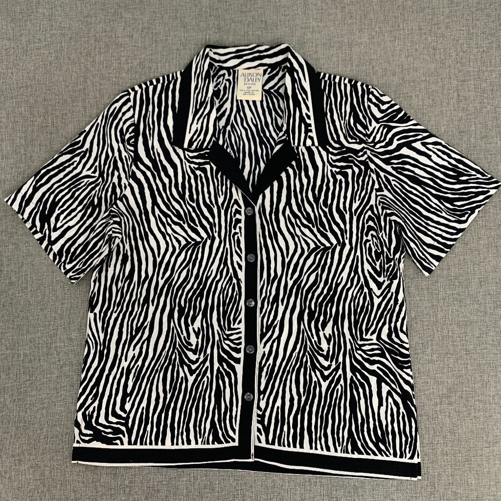 Allison Daley Zebra Button Down Blouse Collared Short Sleeve‎ 6 Petite Polyester